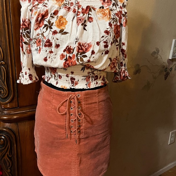 Cute skirt and top set! Skirt is size S and top is Jr’s L so fits like adult - Picture 3 of 4